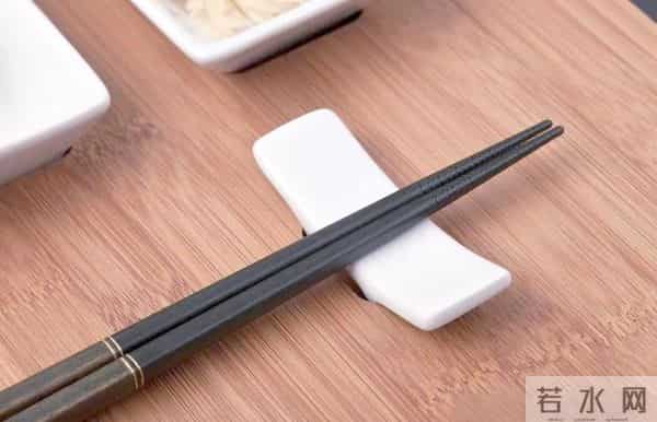 木筷和不锈钢筷，哪种更适合家用？看完冒“一身冷汗”，你知道吗