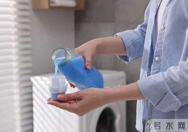 你洗衣服都添加柔顺剂吗？专家：毛巾等这些衣物是绝对不能使用的