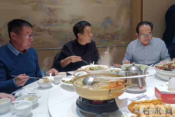 初雪夜破防!退伍军官辞公职,5人菜馆弃麻桌畅聊文学