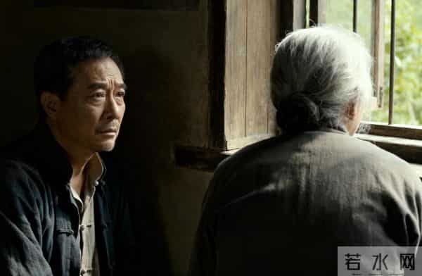 下乡时，我偷改了村花的回城名额，她含恨嫁给残疾木匠，半生愧疚