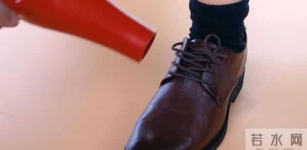 鞋子挤脚别扔，鞋店老教你正确方法，让鞋子立马变得合脚又舒服