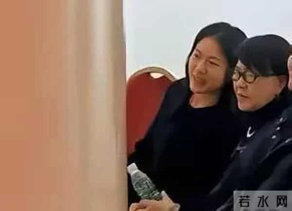 杨振宁去世后，翁帆首现身，与母亲一起看展，眼睛依旧浮肿