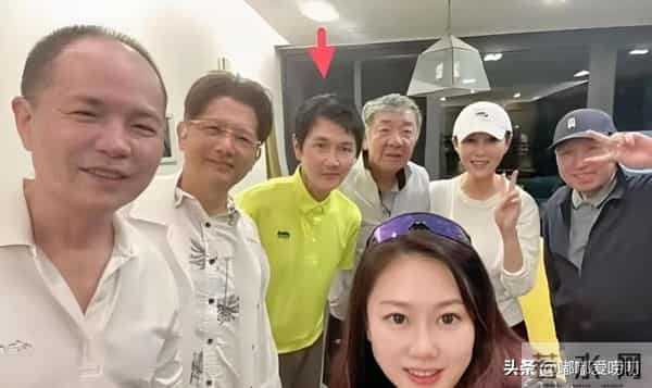 56岁孙楠和朋友在家里聚餐，整个人暴瘦，他的状态差，脸色憔悴