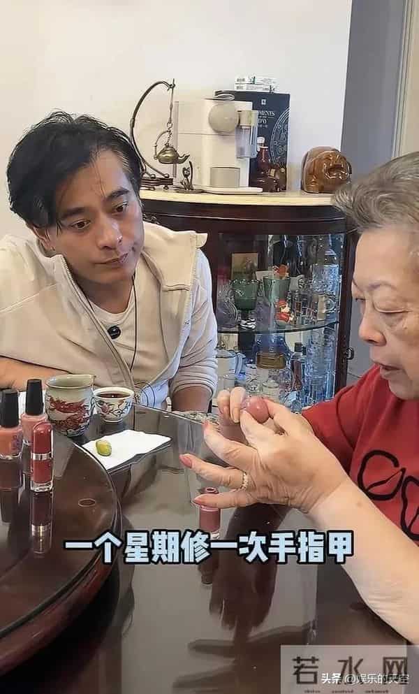 陈龙陪母亲做美甲，80岁妈妈手上钻戒又大又闪，网友：陈龙真孝顺