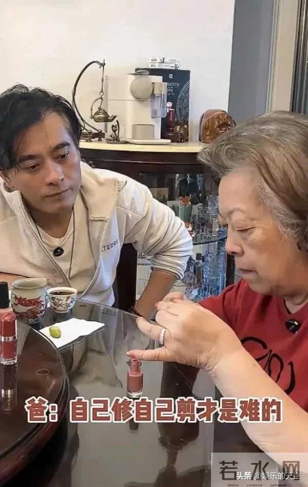 陈龙陪母亲做美甲，80岁妈妈手上钻戒又大又闪，网友：陈龙真孝顺