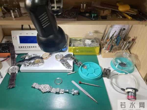 江西李师傅在杭州菜场修钟表，一修就是21年