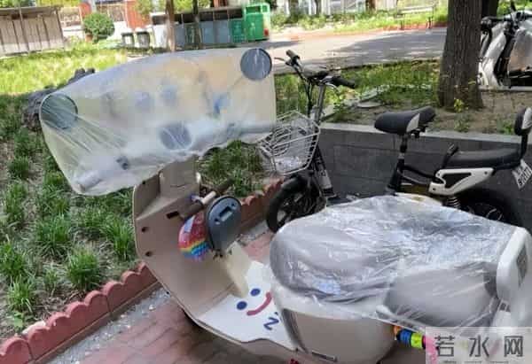 被年轻人的“电动车小配件”惊到了！网友直呼：会生活的人了不起