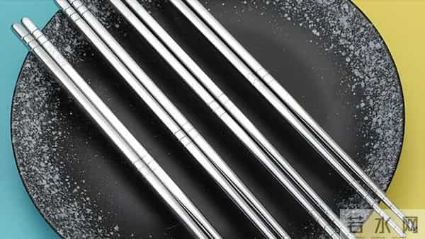 木筷和不锈钢筷，哪种更适合家用？看完冒“一身冷汗”，你知道吗