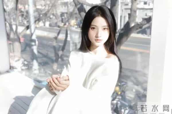 广西桂林一校花好漂亮， 身高167cm，体重46kg 美的让人移不开眼