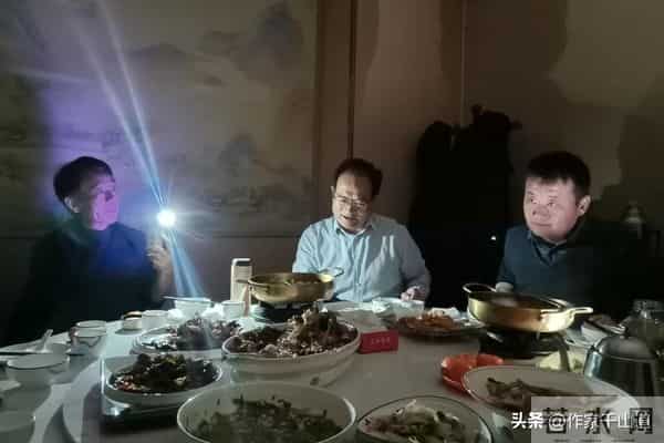 初雪夜破防!退伍军官辞公职,5人菜馆弃麻桌畅聊文学