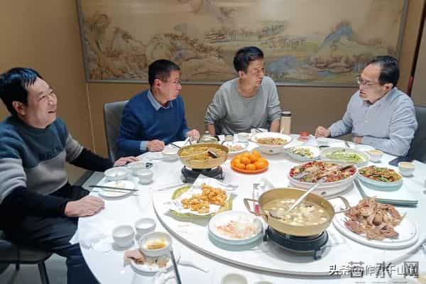 初雪夜破防!退伍军官辞公职,5人菜馆弃麻桌畅聊文学