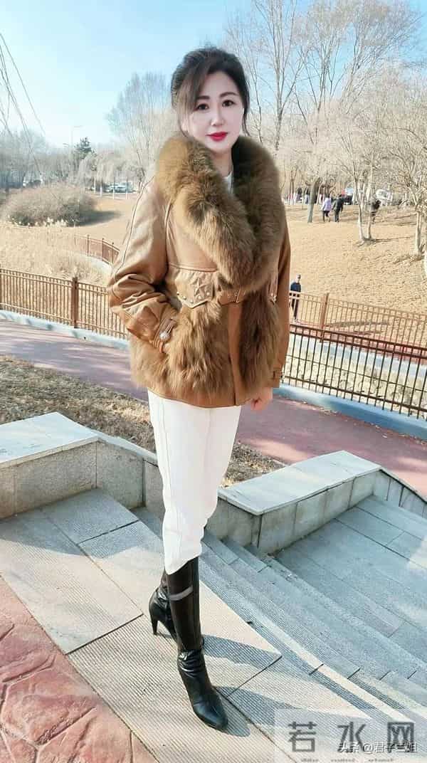 58岁的小老太太，身材、样貌、皮肤都保持的像18岁大姑娘，美爆了