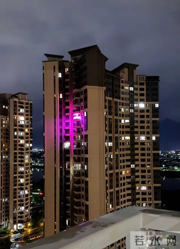 小区里奇怪的灯光，不要惊奇，实际是养多肉的，灯光色太突兀