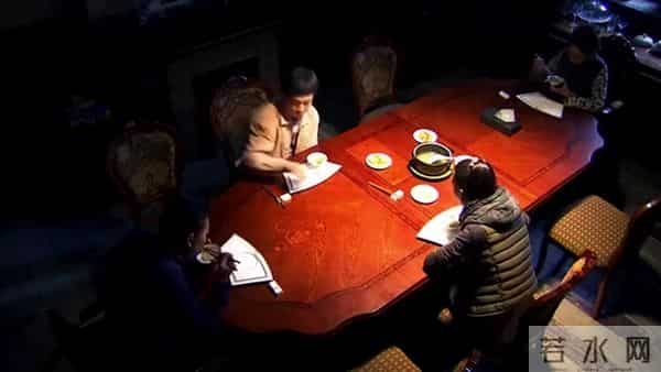 上门女婿吃面条，给全家人都吃沉默了，张译这演技绝了