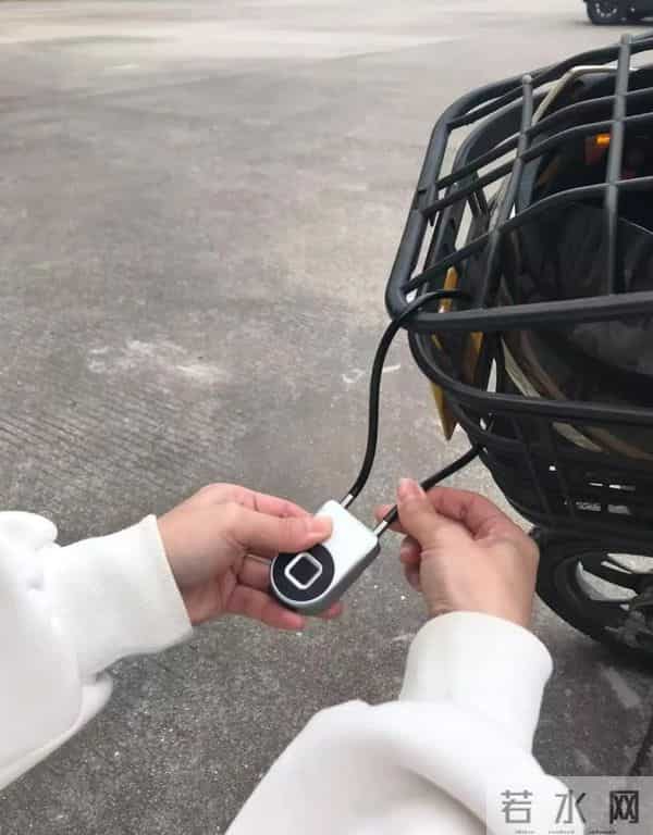 被年轻人的“电动车小配件”惊到了！网友直呼：会生活的人了不起