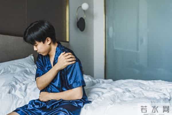 年纪轻轻就不行了？别瞎吃药坏了身子，外用这个方法，安全又持久