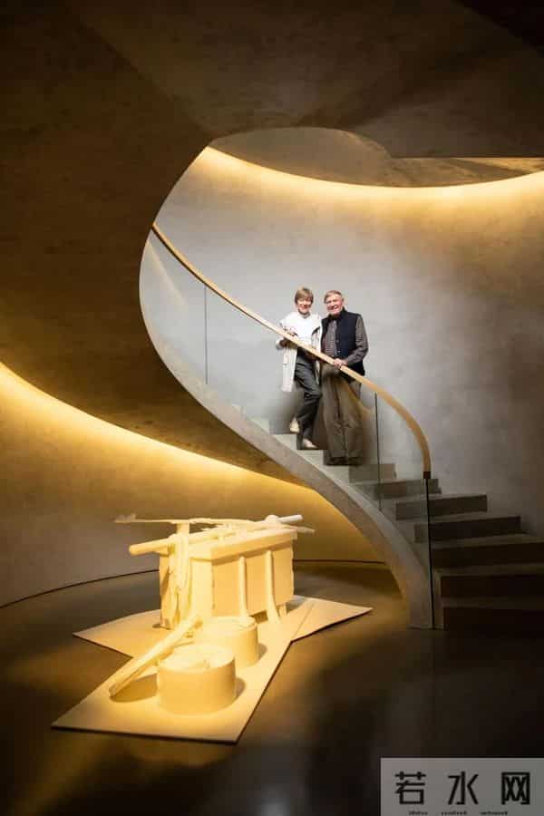 他是苹果公司早期投资人，一生专注媒体艺术收藏