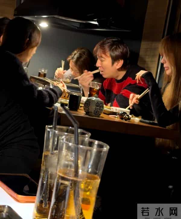 王思聪吃烤肉，周围围坐五个美女！