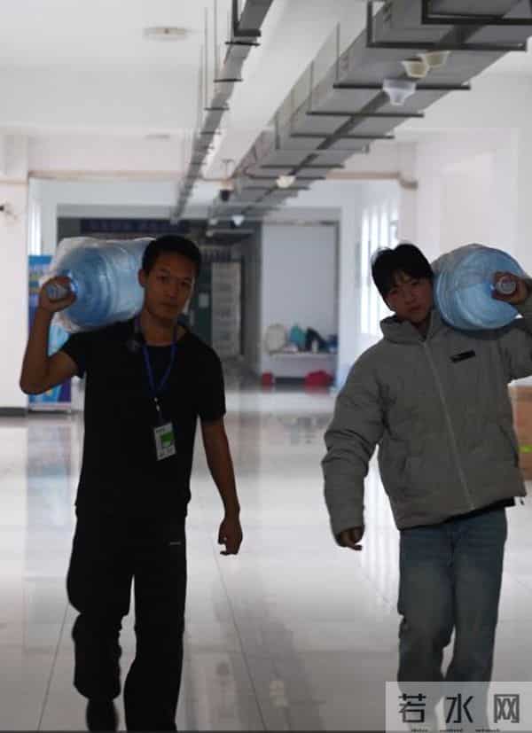 从扫厕所起步！湘潭一大学生和伙伴凑钱开家政公司，员工多是勤工俭学生，人均月入2千