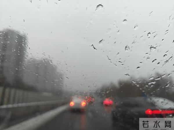 人家下雪天往家跑，而我下雪天往菜地跑，是憨了还是傻了？