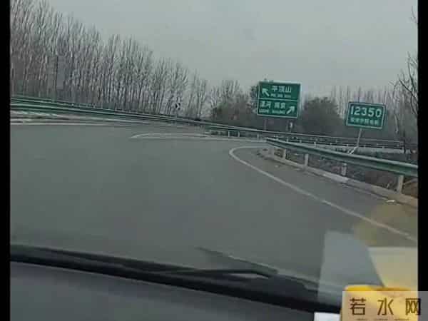 女子第一次上高速，结果万万没想到，网友：对着了但对错方向了