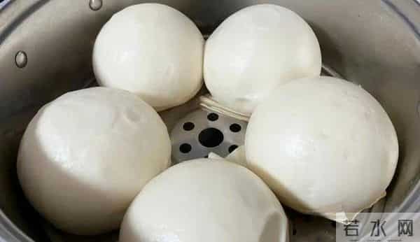 馒头保存:直接塞冰箱不对,教你个办法,存一月仍似刚出锅