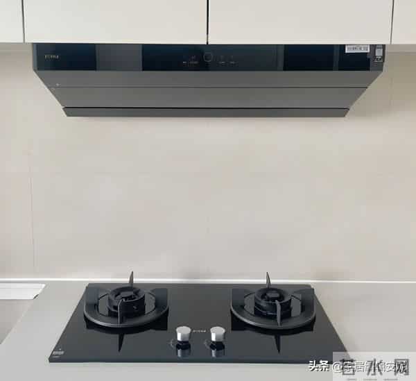 用油烟机时，到底要不要“开窗”？听内行人说完，才知我一直做错