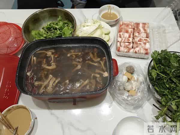 人家下雪天往家跑，而我下雪天往菜地跑，是憨了还是傻了？