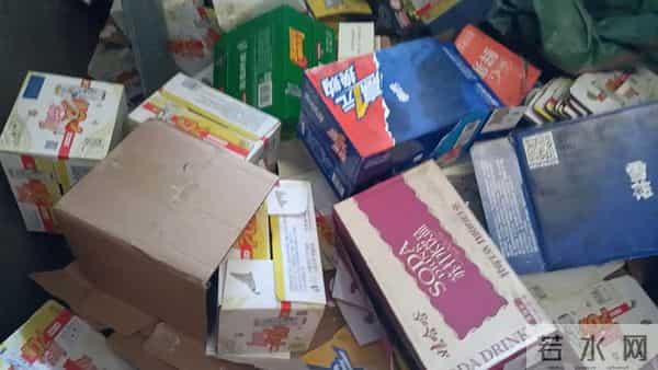 今天这个老板把一屋子纸箱以0.4元钱1公斤的价格卖给我。