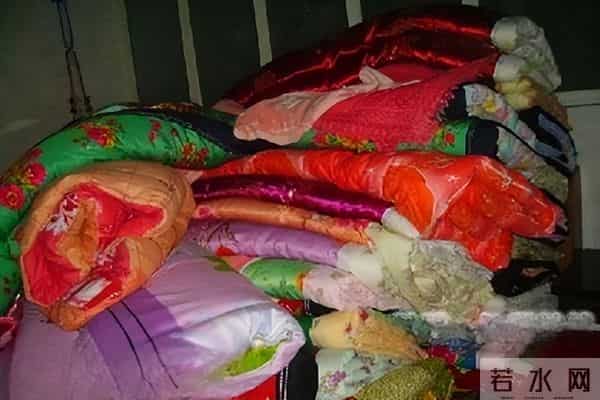 缎面棉被460之雾灰缎幕，盖住最后一串离线心跳