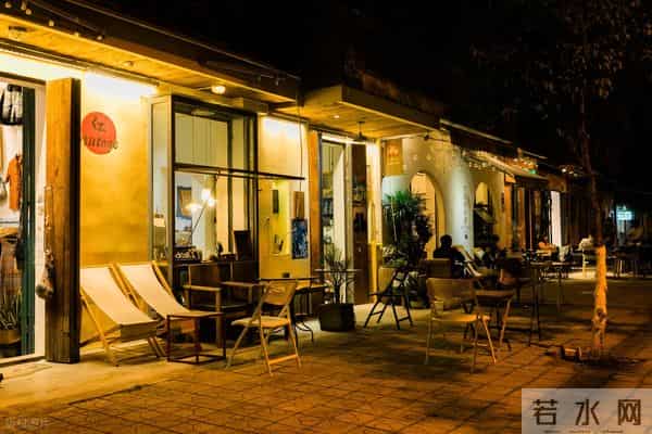 我36岁，逃离大厂回县城，咖啡馆月入5万，但我每晚都想哭