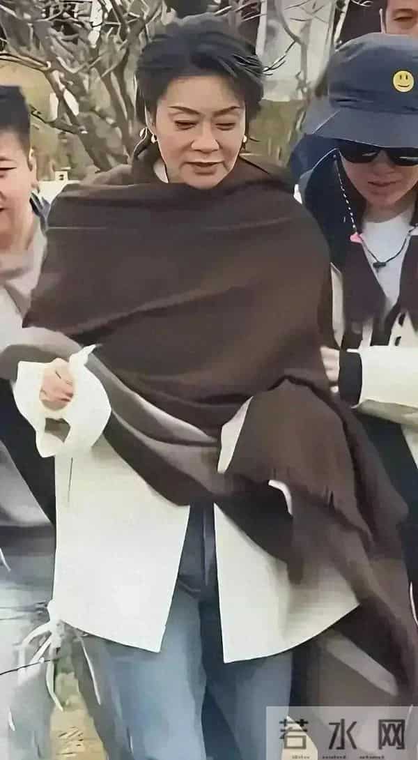 好久好久没见她，年轻时候多美，才六十多老成这样了 走路要搀扶了