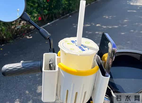 被年轻人的“电动车小配件”惊到了！网友直呼：会生活的人了不起