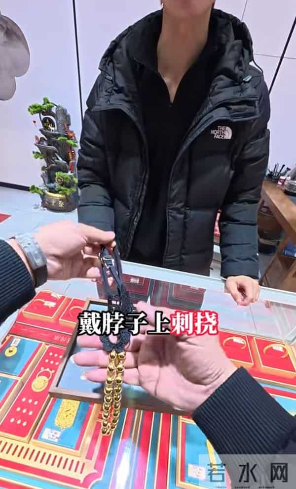 男子回家发现床下藏有金链细带裤，不知何物当项链带：越带越刺挠