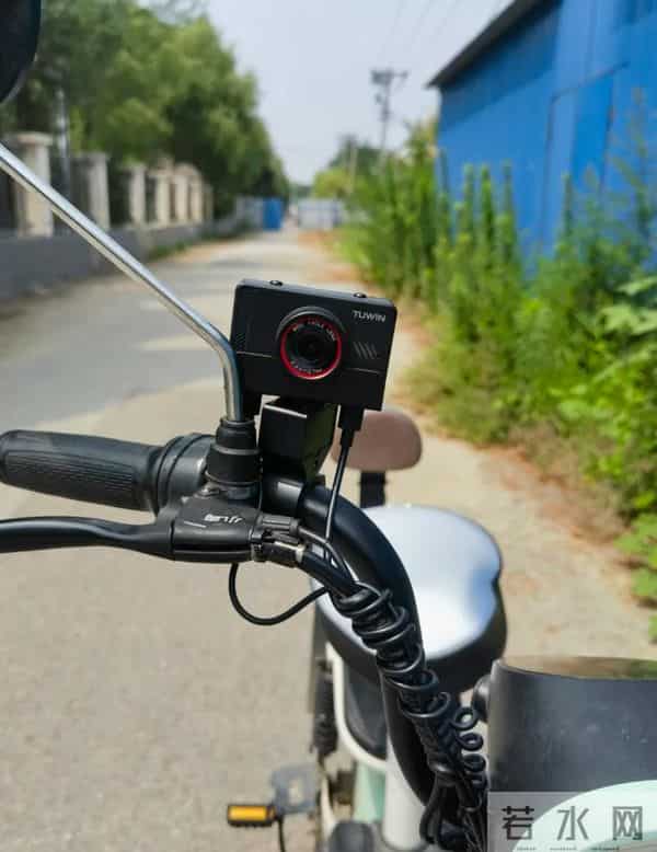 被年轻人的“电动车小配件”惊到了！网友直呼：会生活的人了不起