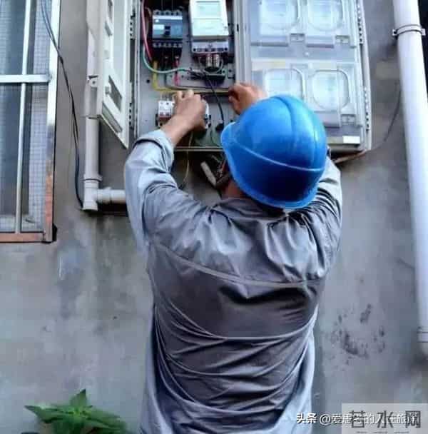 老电工被派拧螺丝,设备崩了领导慌:还得靠他