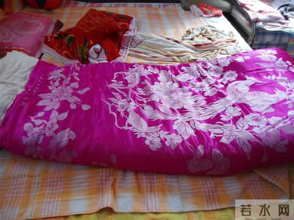 缎面棉被461之靛灰缎垫，让静默分割无声资产