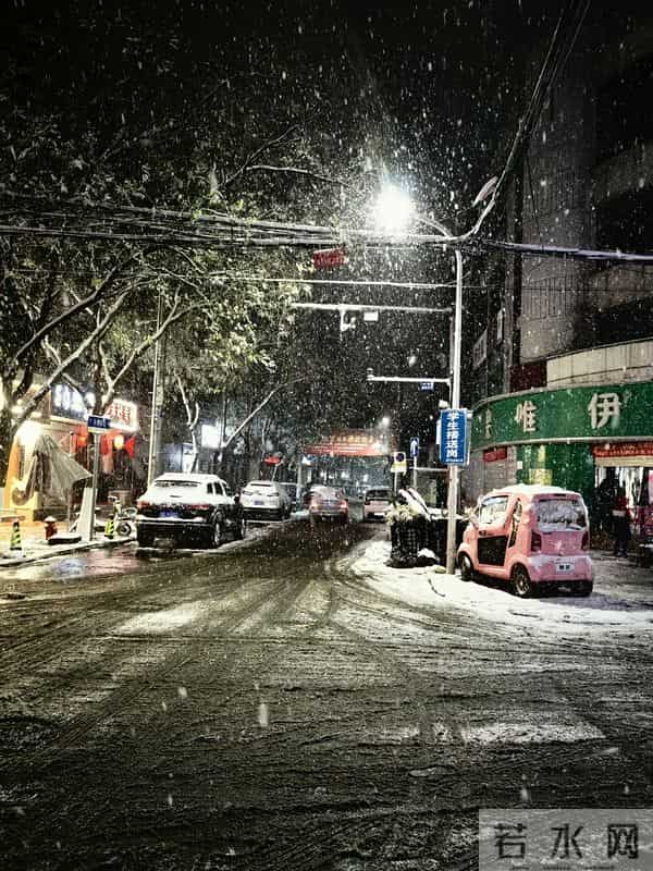 济宁这么大的雪，大街上依然很多人忙碌