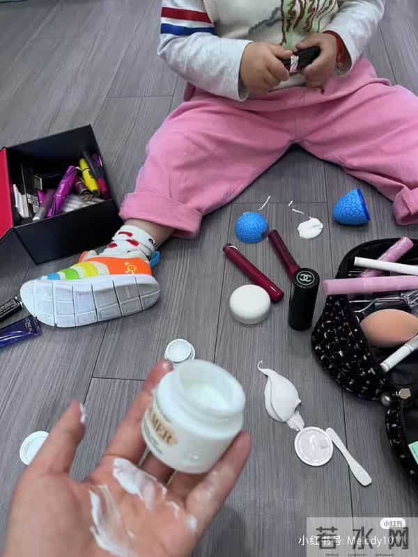 “她提着我的1万6万笑，我在哭”，网友的一则帖文，引来全网吐槽