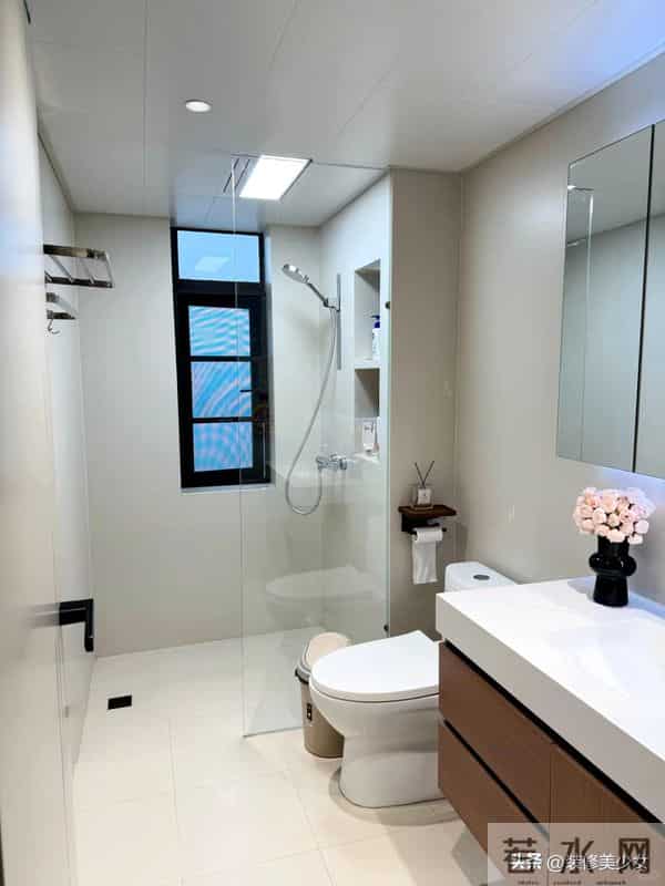 被59岁阿姨的“卫生间智慧”征服了，网友：会过日子的人真了不起