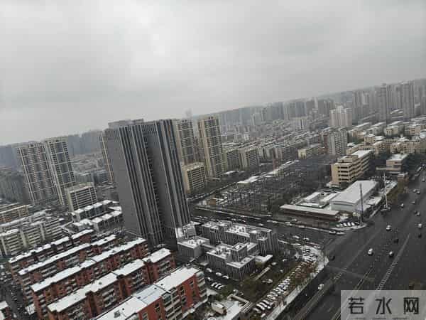 今天是2025年的第一场雪，小外孙恰逢没来，那我就借机撒撒欢吧！