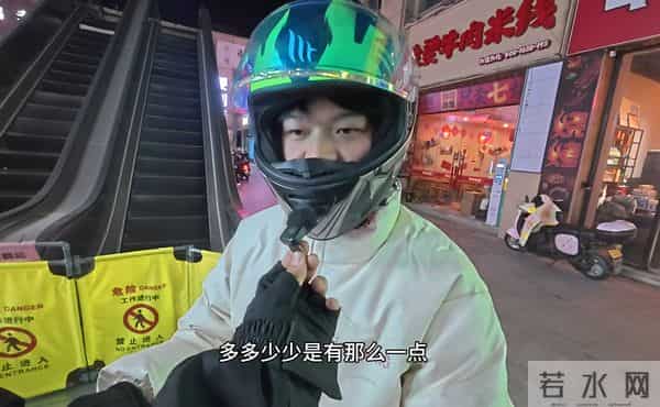 送外卖丢人吗？博主街头采访，外卖员透露心声，网友深深共情了