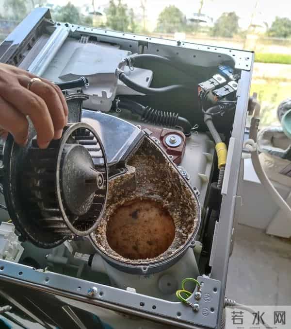 为什么年轻人都不用滚筒洗衣机了？听内行人说完，恍然大悟！