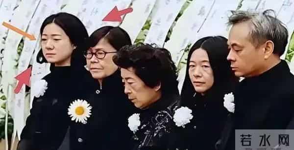 杨振宁去世后，翁帆首现身，与母亲一起看展，眼睛依旧浮肿