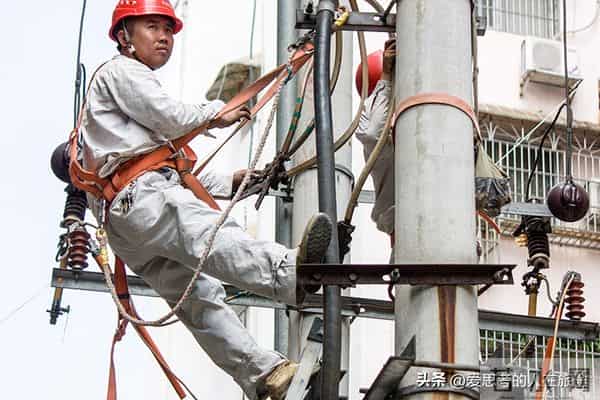 老电工被派拧螺丝,设备崩了领导慌:还得靠他