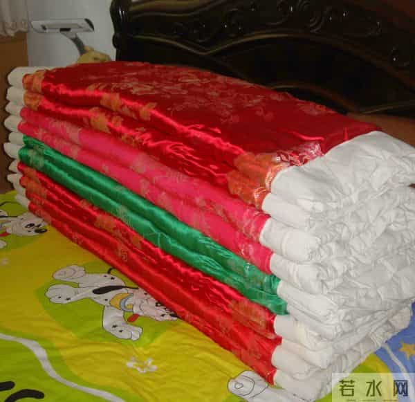 缎面棉被460之雾灰缎幕，盖住最后一串离线心跳