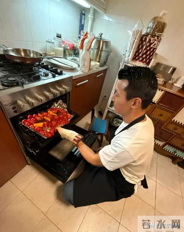 朱珠搬离老破小，和老公在新家做饭请客，家里穿裙子凉拖超暖和