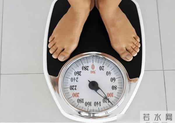 45岁男子，坚持饿肚子不吃晚饭，半年之后，血糖和体重情况如何