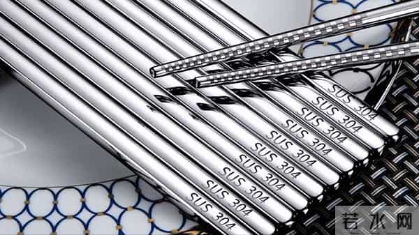 木筷和不锈钢筷，哪种更适合家用？看完冒“一身冷汗”，你知道吗