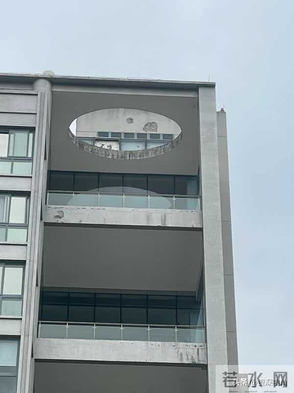 请问一下这房顶开个洞起什么作用？